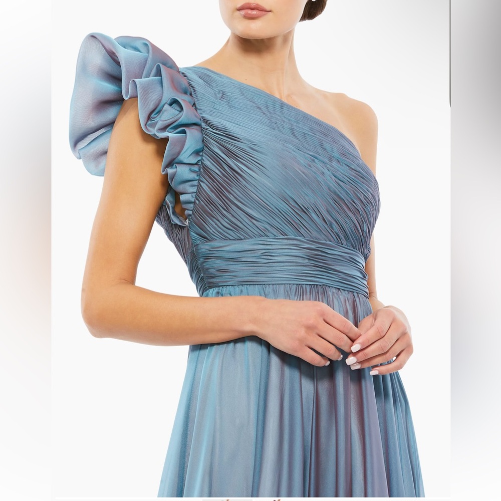 Mac Duggal

One-Shoulder Tiered Chiffon Gown